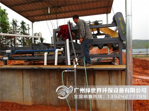 高嶺土帶式壓濾機(jī)調(diào)試現(xiàn)場(chǎng)
